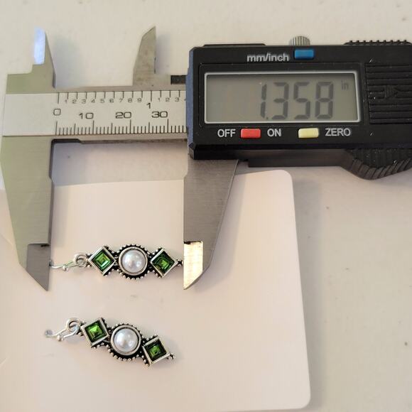 Green Crystal And Pearl Dangle Earrings Vintage Look Silver Tone Unbranded - Picture 8 of 8